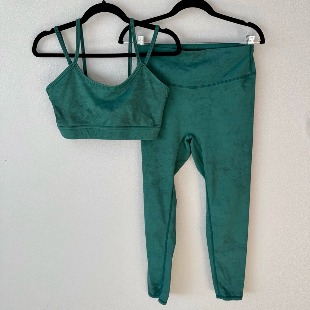 🌷NWOT Phtalo Green Marbled Activewear Set |
Strappy Sports Bra & Leggings